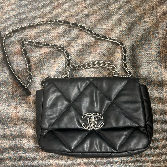 Chanel Black Quilted Leather Shoulder Bag - Picture 6 of 7